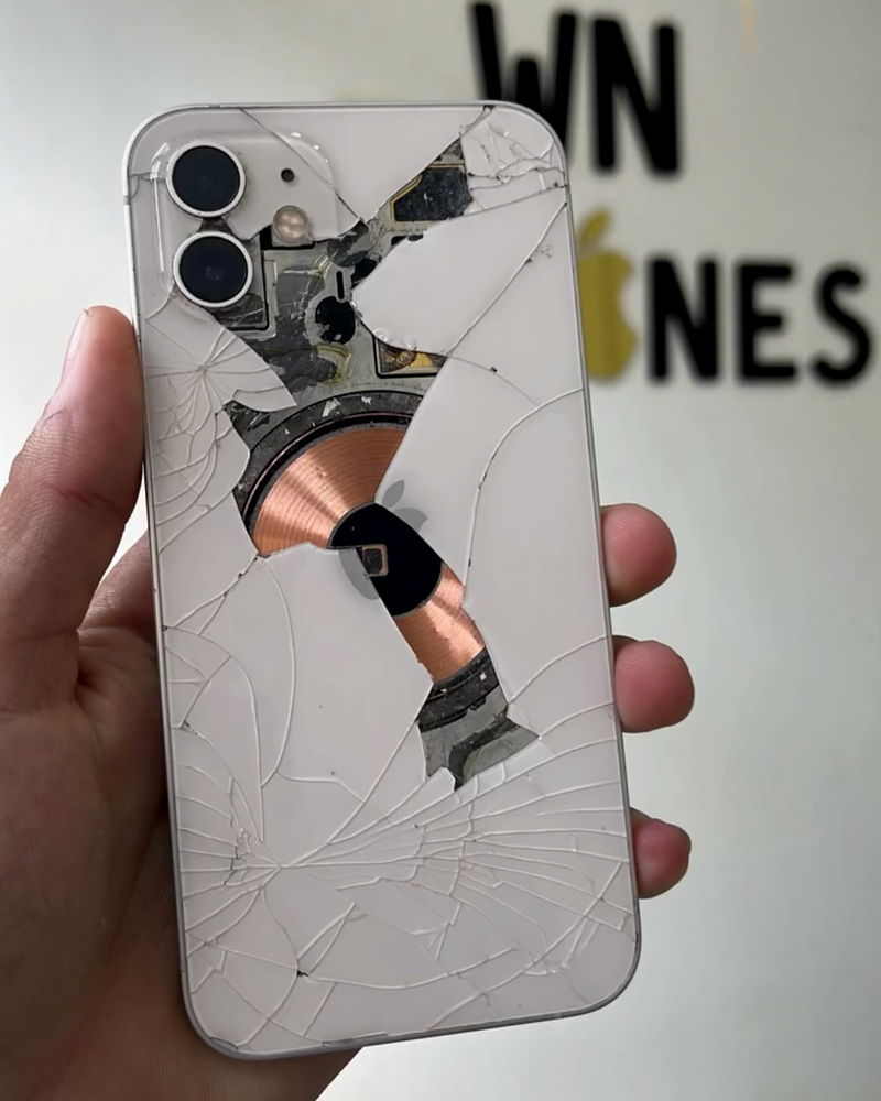 iPhone 12 com a tampa traseira de vidro quebrada, antes do reparo na WN