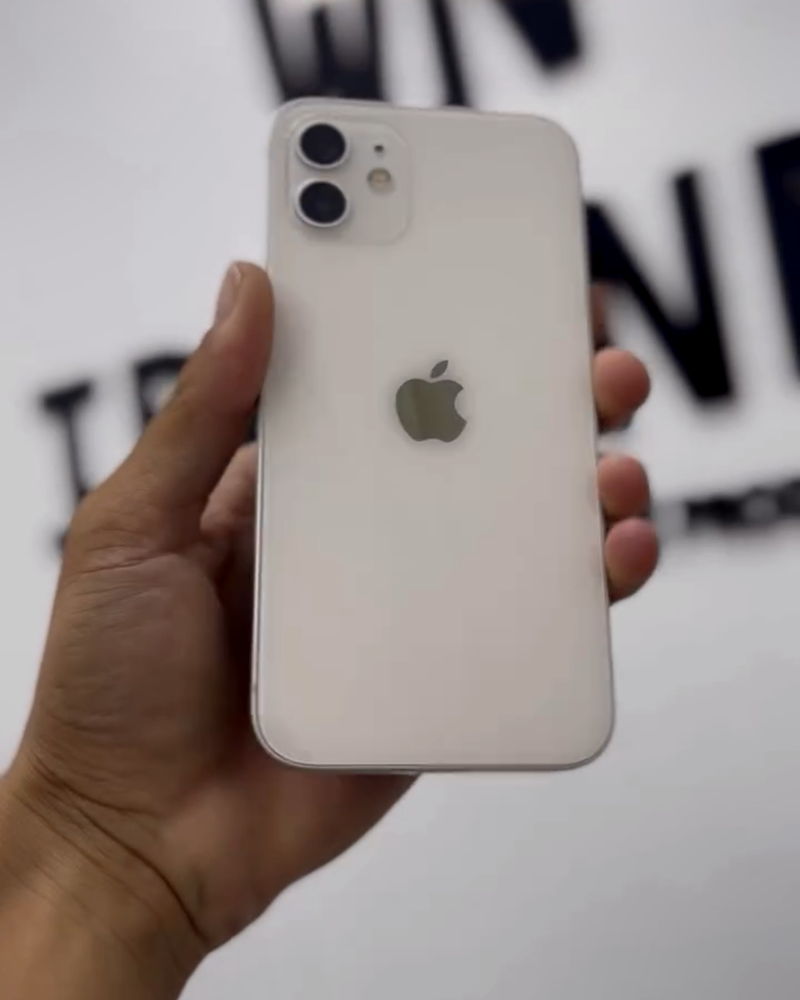 O mesmo iPhone 12 restaurado após a troca da tampa traseira na WN