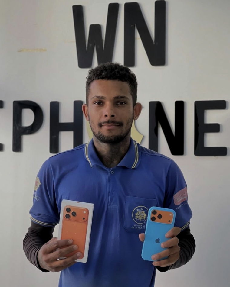 Cliente da WN iPhones com capas originais laranja e azul