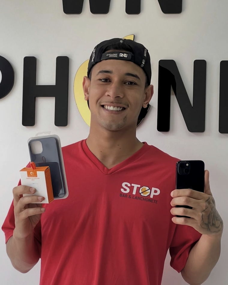 Cliente da WN iPhones com iPhone, capa e carregador