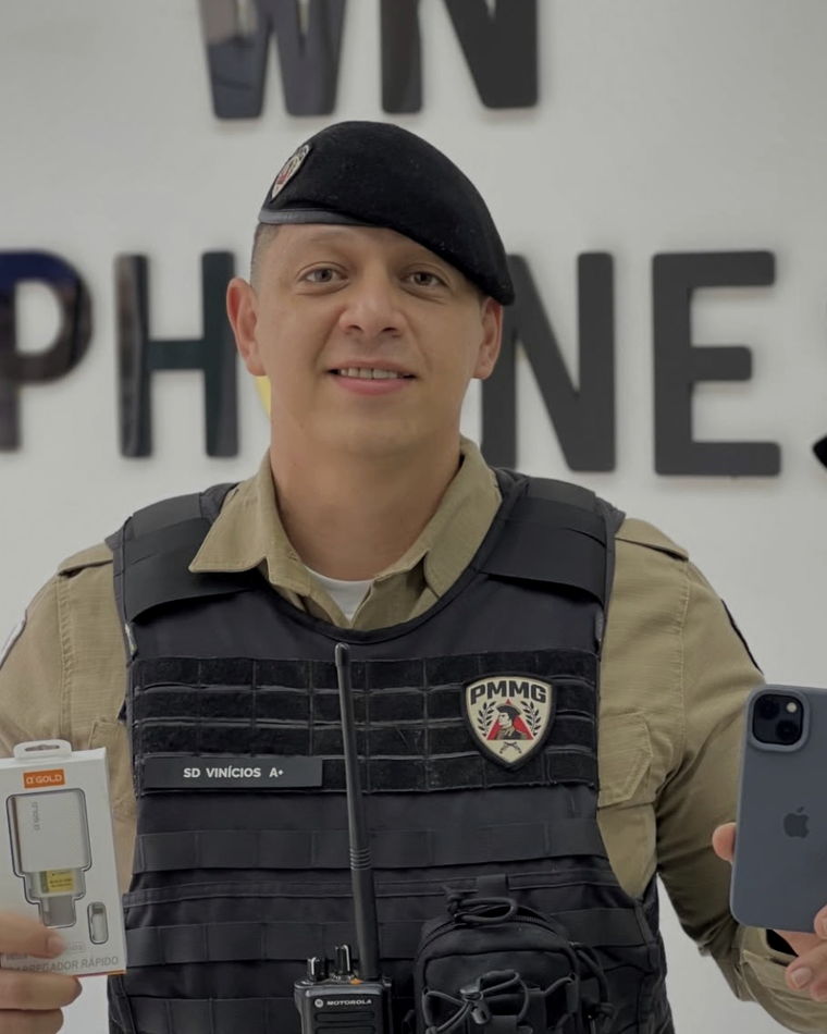 Cliente da WN iPhones com iPhone e carregador rápido