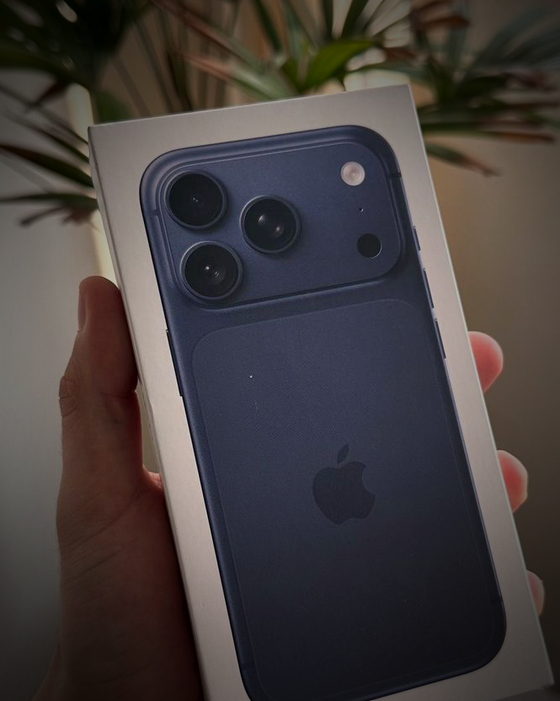 Caixa lacrada de iPhone 17 Pro azul na WN iPhones