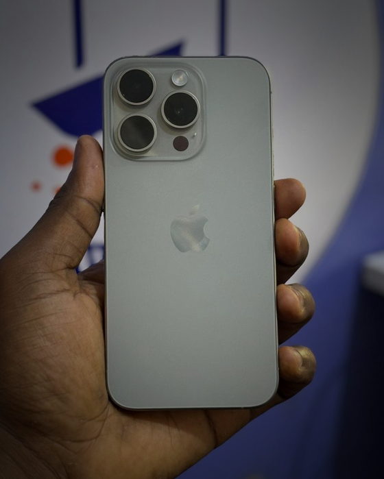 iPhone 15 Pro titânio natural, seminovo, na WN iPhones