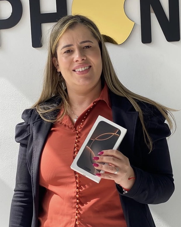 Cliente da WN iPhones com um iPhone 16 Pro lacrado na caixa