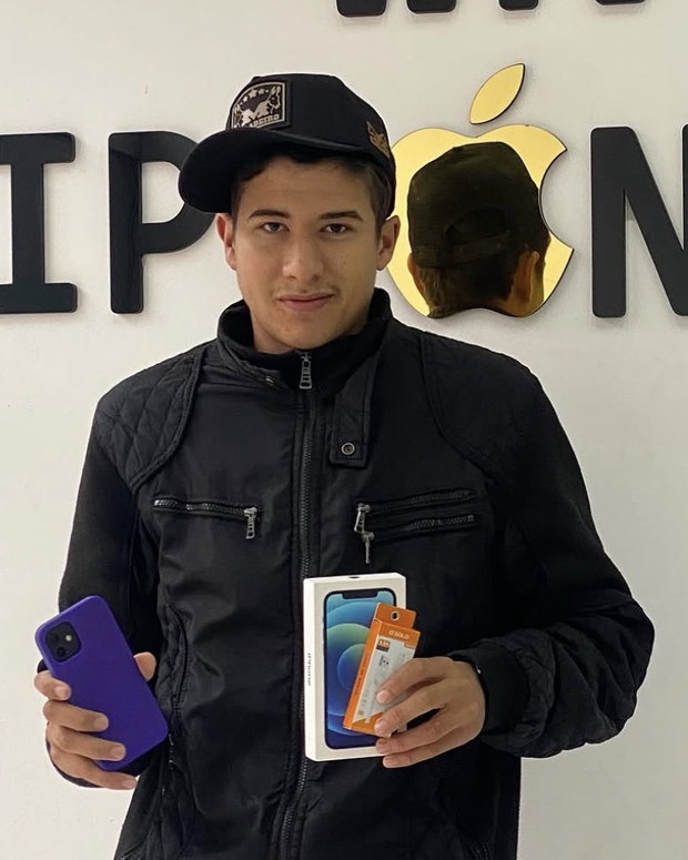 Cliente da WN iPhones com um iPhone 12 seminovo e acessórios